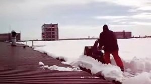 Уборка снега колесным снегоуборщиком. Пробуксовка.