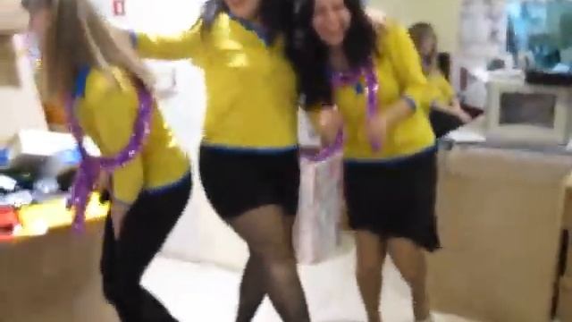 Дет.мир. зажигает на работе смотреть онлайн