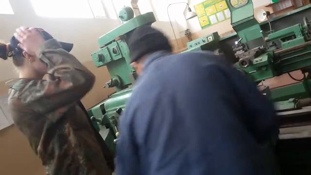 То как я испробовала себя в роли токаря смотреть онлайн