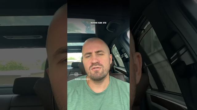 Мужчина флиртует с другими