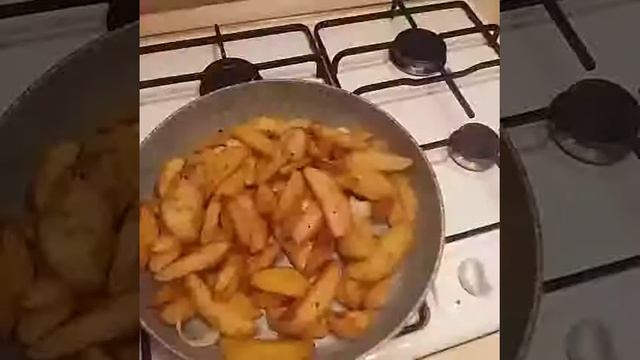 Готовим картошку с селедкой! смотреть онлайн