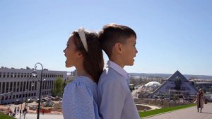 «Встанем» поет дуэт «ВиРа» (Вильдан и Рамина)