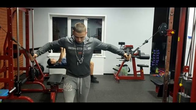 Правильная техника выполнения, тренировка груди в зале , молодой удивляет мышцы.. смотреть онлайн