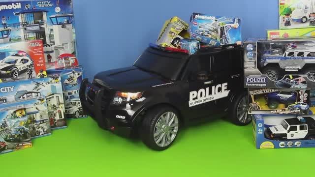 Полицейская Машина Едет по Игрушечному Городу смотреть онлайн