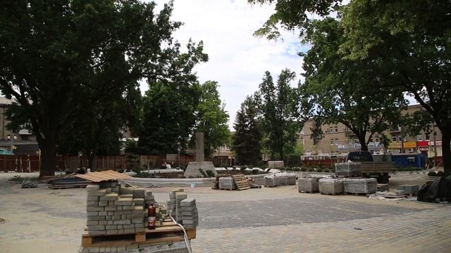 В Запорожье продолжается реконструкция сквера «Пионеров» смотреть онлайн