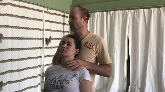 Мануальная терапия шеи. Снятие функционального блока Атланта.mp4 смотреть онлайн