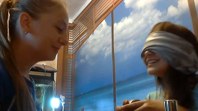 Моя подружка Яна делает мне макияж с закрытыми глазами.