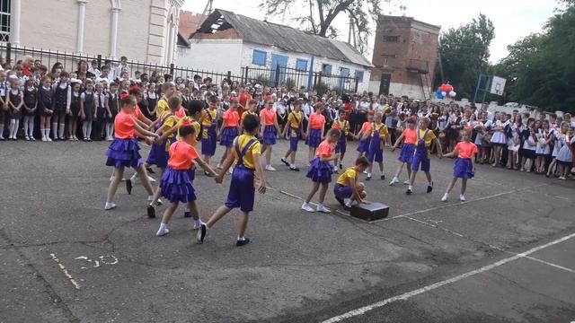 Дети танцуют и поют. Шк.N5 г. Кропоткин. Выпускники начальной школы дарят танец выпускникам 2019. смотреть онлайн