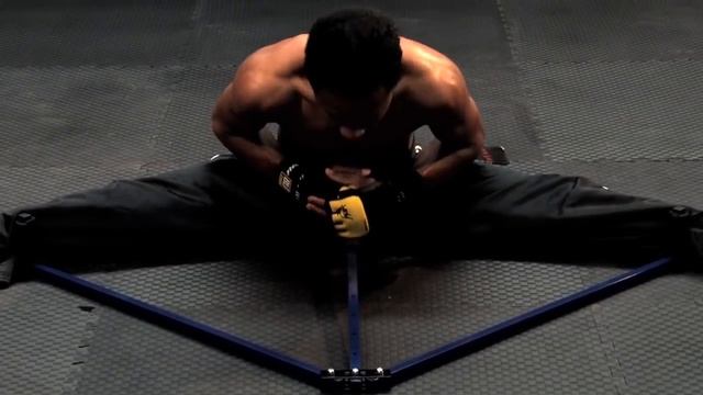 Using A Blitz Sport Leg Stretcher смотреть онлайн