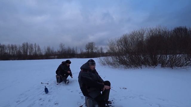 Ловим окуня и плотву в глухозимье. Зимняя рыбалка 2022 смотреть онлайн