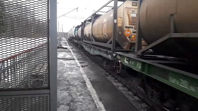 Товарняк мчится аж платформа ходит ходуном смотреть онлайн