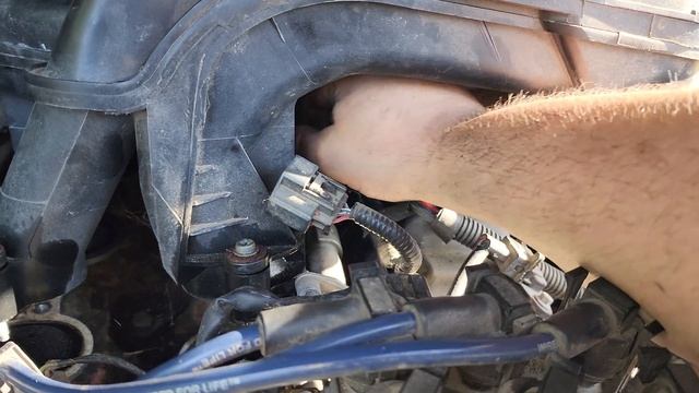 2005 Ford Explorer 4.0 Fuel Pressure Sensor change. Short video. смотреть онлайн