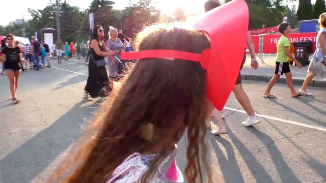 Ангелина и папа гуляют и веселятся в парке смотреть онлайн