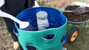 Как вырастить  клубнику в бочке. Видео № 2 -- наполнение бочки грунтом.