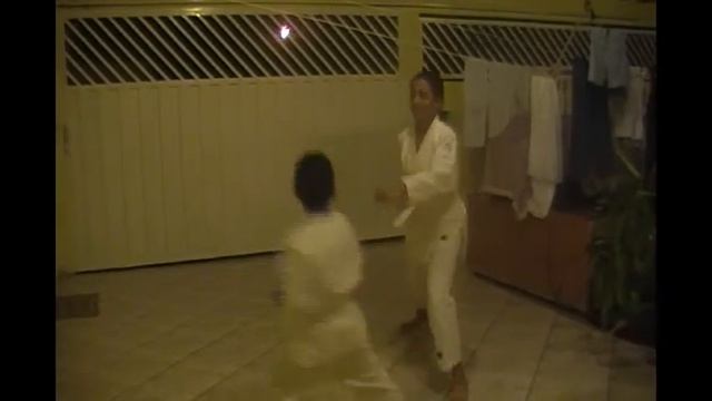 CAMILA E VITOR TREINANDO KARATE - ABRIL/2011