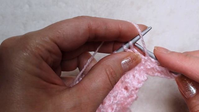 Снежная сказка. Ажурные вертикальные дорожки спицами на основе резинки. 249 смотреть онлайн