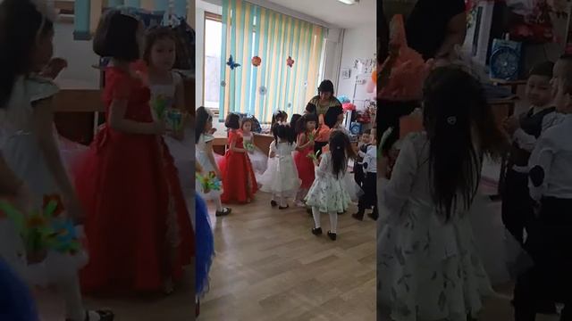 Школьный праздник для родителей на 8 марта(2 часть), подготовительный класс, Алуа (06.03.2020)➡️ смотреть онлайн