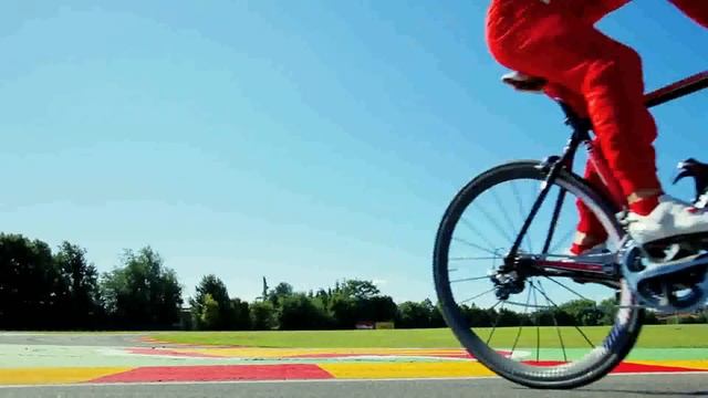 Fernando Alonso rides the new Colnago for Ferrari CF8 and CF9.mp4 смотреть онлайн