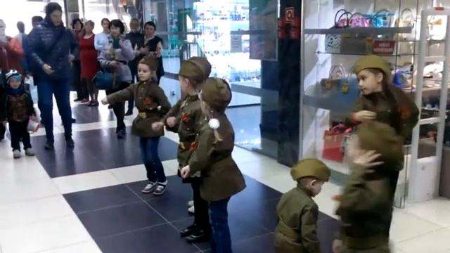 Детский танец "Синий платочек..." смотреть онлайн