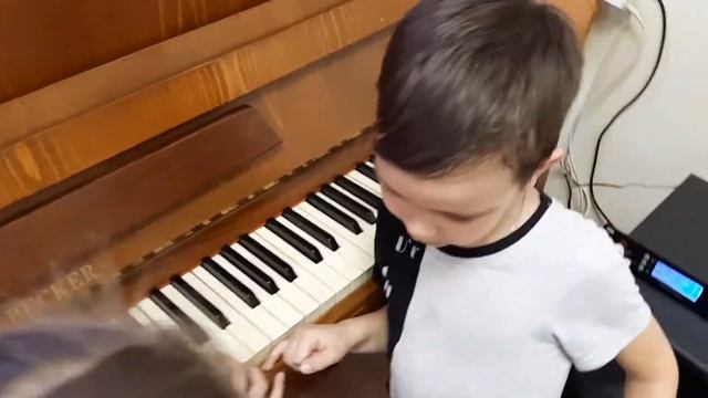 Артемий поёт ноты под фортепиано ) смотреть онлайн