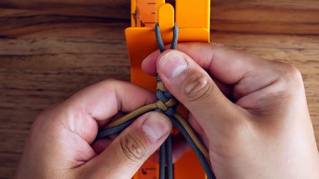 4 Strand Round Braid Knot and Loop Paracord Bracelet Tutorial смотреть онлайн