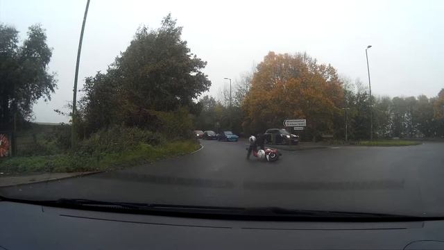 GUY FALLS OFF MOPED смотреть онлайн