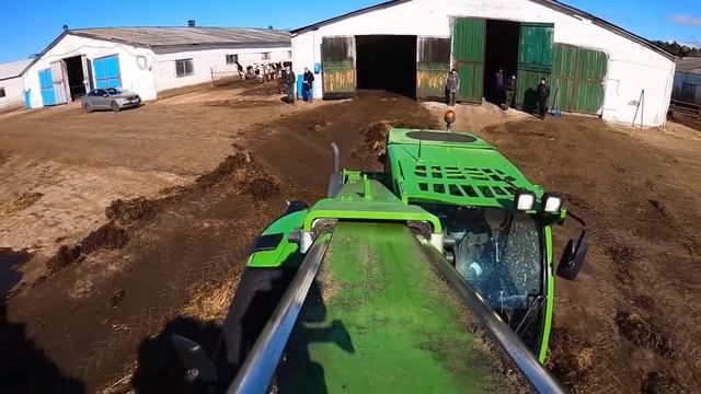 Телескопический погрузчик MERLO TURBOFARMER. Работа на ферме. смотреть онлайн