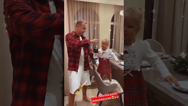 Нюша с семьёй готовится праздновать Новый Год (InstaStories, 31.12.21) смотреть онлайн