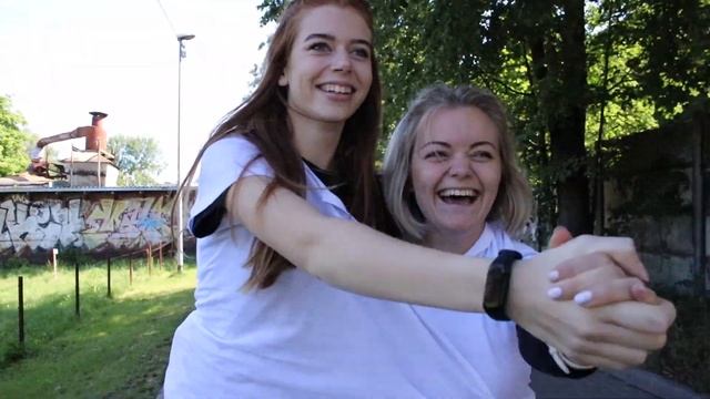 24 ЧАСА В ОДНОЙ МАЙКЕ С СЕСТРОЙ смотреть онлайн