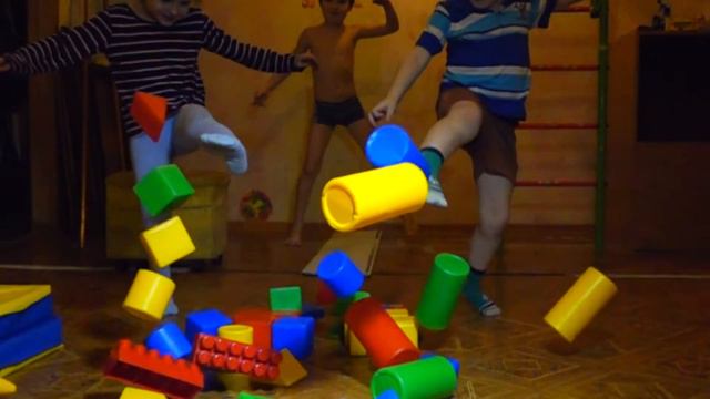 Дети ломают постройки | слоумо Slowmotion