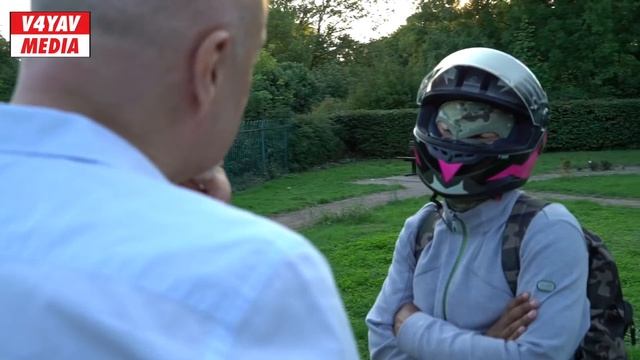 I get 30 phones and 10 bikes a day moped mugging: A Documentary on Moped Crime смотреть онлайн