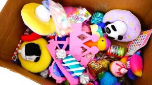 Влад и Никита играют и украшают ёлку