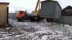 Разгрузка и установка на свайный фундамент 8 метровой мобильной бани