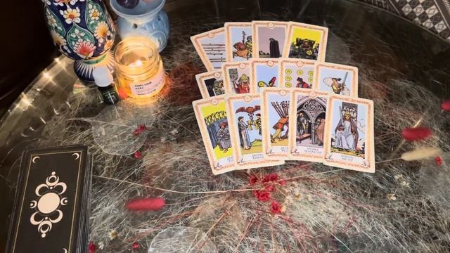 ПАУЗА ИЛИ КОНЕЦ? ?Что он ЧУВСТВУЕТ к тебе? ? Он В ПЛЕНУ своих чувств | Таро расклад онлайн смотреть онлайн