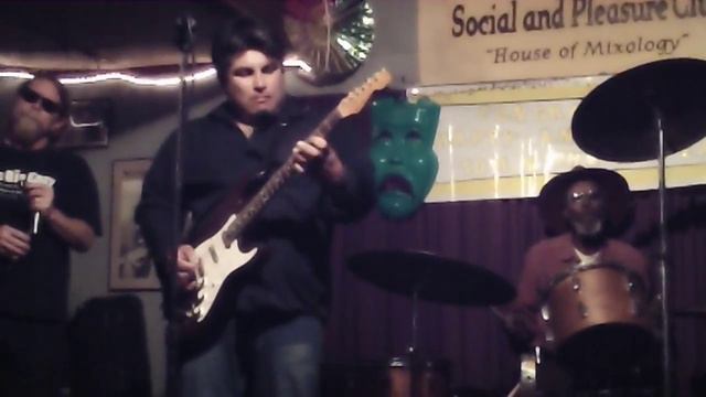 New Technology Guitar Pickups - Del Toro at the Big Easy 3-9-11.MOV смотреть онлайн