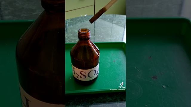 Обугливание древесины концентрированной серной кислотой #shorts смотреть онлайн