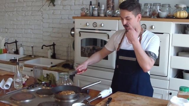 Жареная куриная грудка с соусом 