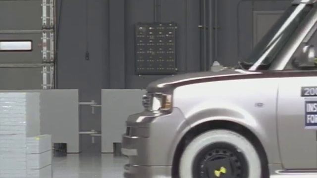 2006 Scion xB moderate overlap IIHS crash test смотреть онлайн