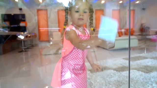 Diana ayuda a su mamá! ¡Los niños juegan con juguetes de limpieza смотреть онлайн