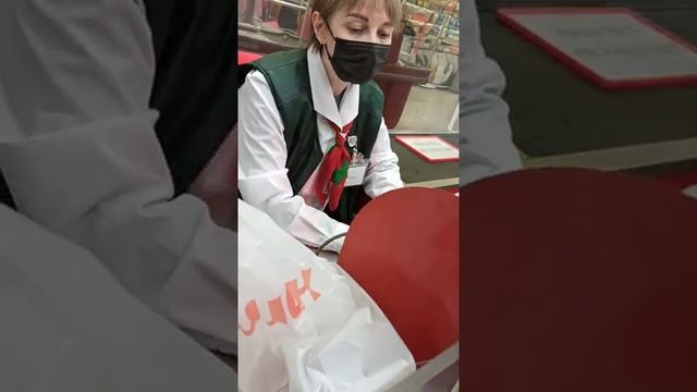 Зеленоград, м-н Ашан, кассир на кассе отказывается пробивать товар Живому Человеку 13.11.2021. смотреть онлайн