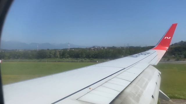 Посадка самолёта, аэропорт Сочи. Airplane landing, Sochi airport. смотреть онлайн