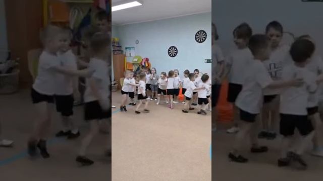 Средняя группа. Физкультурные занятия. "Волшебное колечко" Руководитель Анищук Ирина Николаевна. смотреть онлайн