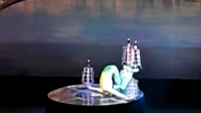 Shanghai Acrobats - 1 of 9: Water Lotus Ballet смотреть онлайн