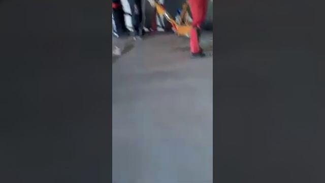 Шлифовка бетонного пола до вскрытия камней в теле бетона.