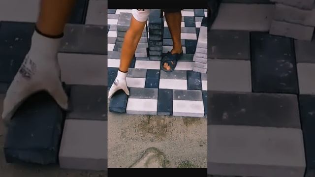 Paving of sidewalk tiles укладка тротуарной плитки кирпичик узором #какправильно #укладкатротуар смотреть онлайн
