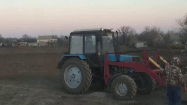 МТЗ грузит мусор смотреть онлайн