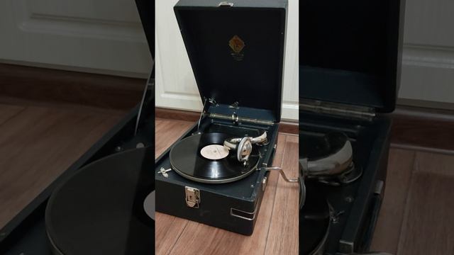 патефон НКТП Грампласттрест смотреть онлайн