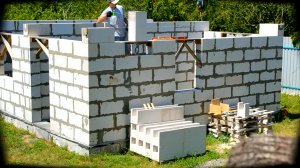 Серия 17 / Кладка U-облоков на клей своими руками / Капитальный дом для своей семьи.mp4