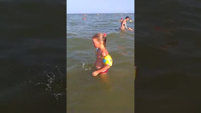 Любаша научилась лежать на воде на спине смотреть онлайн