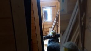 Установка металлической двери в деревянном доме.